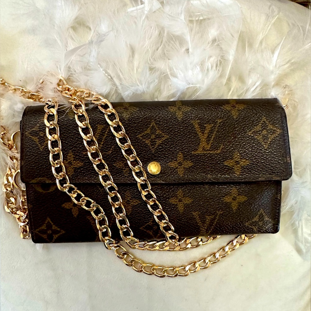 Louis Vuitton Monogram Portefeiulle
Sarah Long Bifold Wallet converted Crossbody